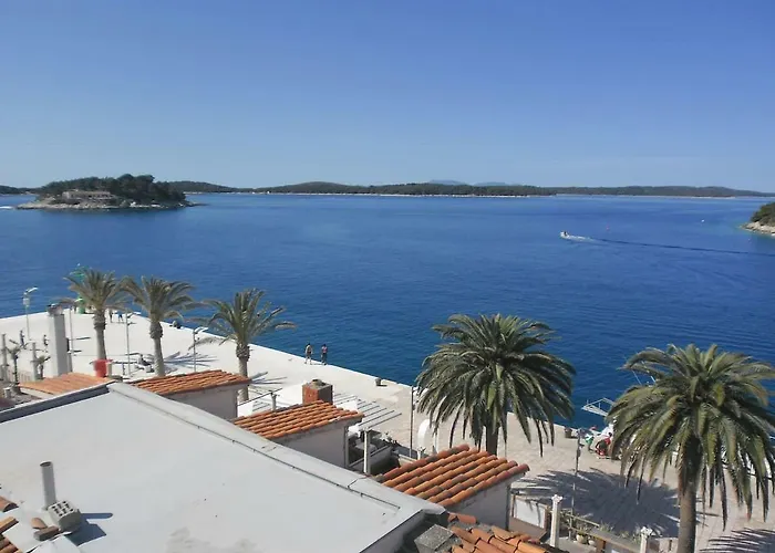 - 3 A Beautiful With A Sea View Appartement *